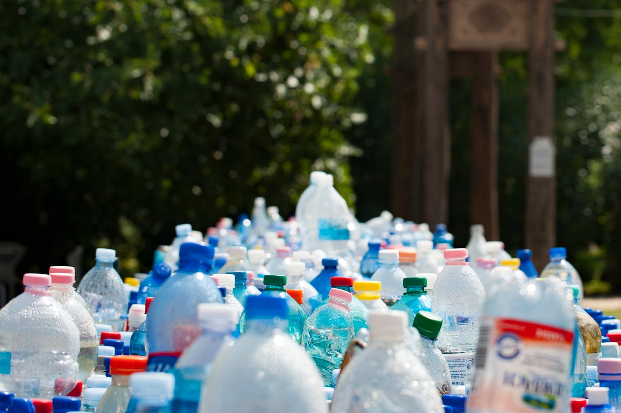 Ein Berg Plastikflaschen zum Recyceln