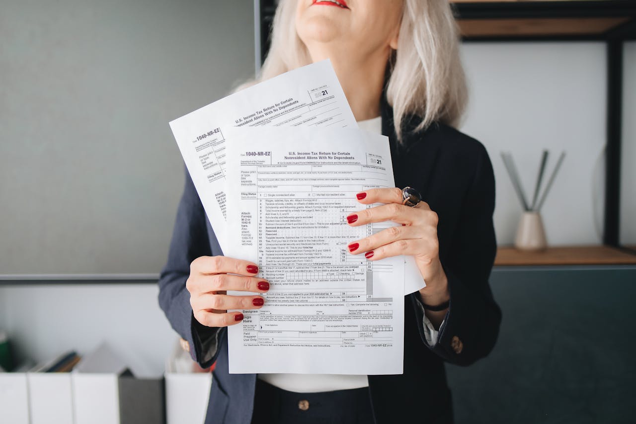 Frau mit Formularen in der Hand